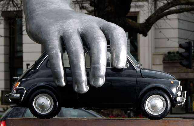 Köztéri szobor FIAT 500-asból