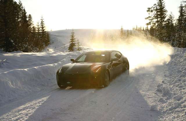 Légből kapják az újságírók a Ferrarikat. Nem viccelünk!