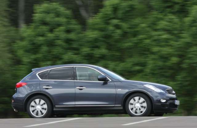 A karcokat is kirugózza - Infiniti EX teszt