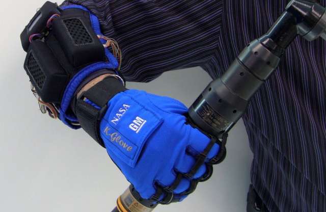 Chuck Norris erejét ígéri a GM és a NASA robotkesztyűje