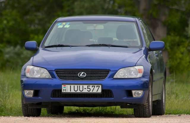 Prémium sportlimuzin fillérekért - Lexus IS200 használtteszt