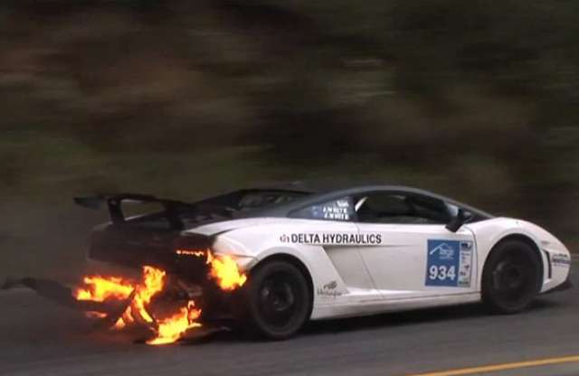 A kigyulladás réme fenyeget 1500 Lamborghinit