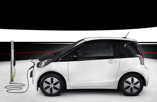 Jön az elektromos mini Toyota, de nem hozzánk