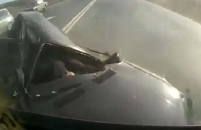 Frontális ütközés öv nélkül - túlélte a Lada sofőrje