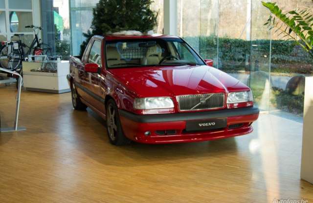 Karácsonyi tutajos: Volvo pickup viszi a fenyőt Belgiumban