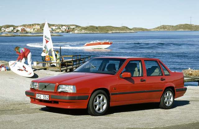 Tömeges karambol egyetlen Volvóval - a 850-es állta a sarat