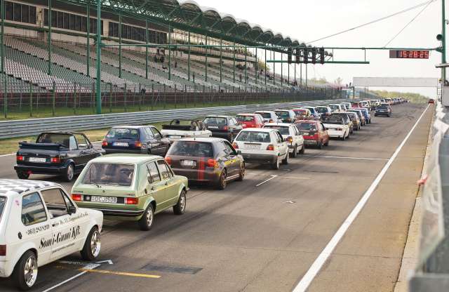 Nyereményautó és Guinness-rekord: VW-találkozó a Hungaroringen
