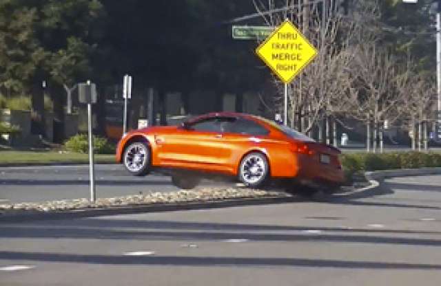 Levegőbe repült a BMW M4 a padkázás után