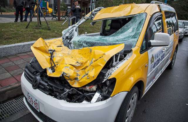 Így borotválta le a taxi elejét a repülőgép szárnya