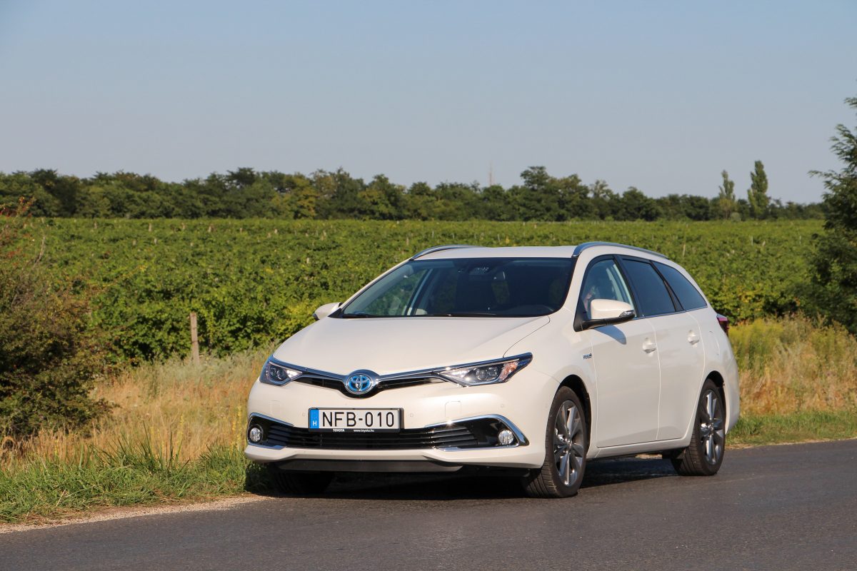 TOYOTA AURIS