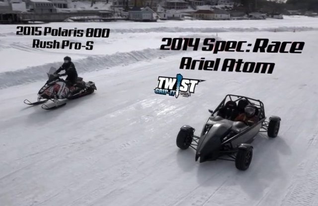Jégen gyorsult az Ariel Atom egy Polaris motoros szánnal