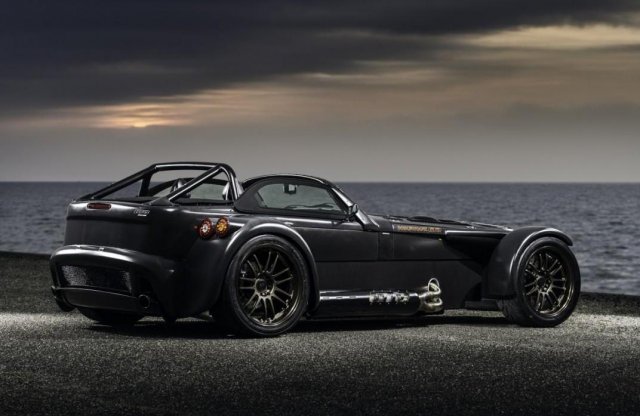 Látszó karbon elemekkel és 400 lóerővel kábít a Donkervoort