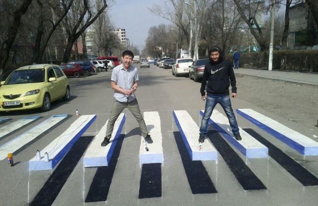 Egy zebra, ami előtt mindenki meg fog állni