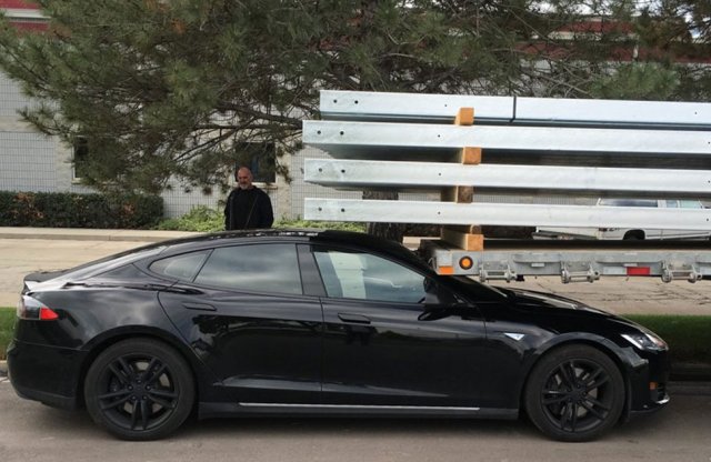 Magától futott kamion alá egy Tesla