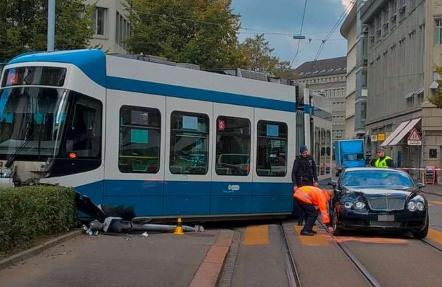 Bentley-vel ütötte ki a villamost