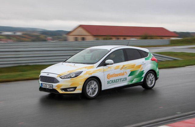 Már elektromosan is indulhat a Continental GTC hibridje