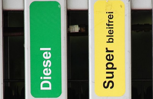 Áprilistól olcsóbban tankolhatunk