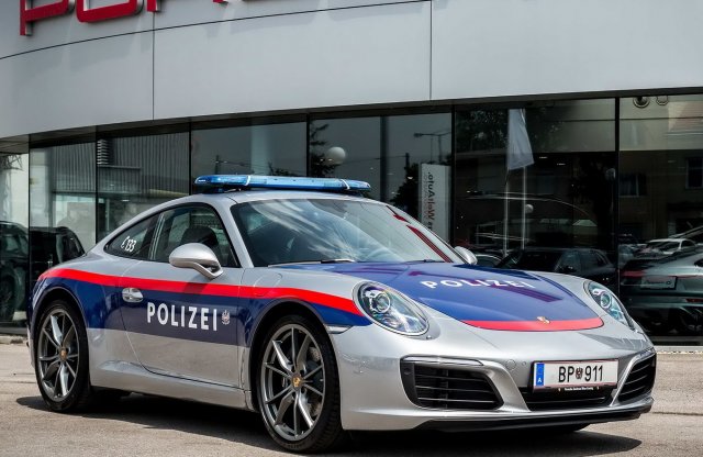 Porschével kergetnek az osztrák rendőrök