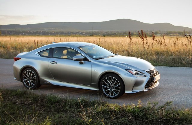 Korhatáros vetítés - Lexus RC 300h