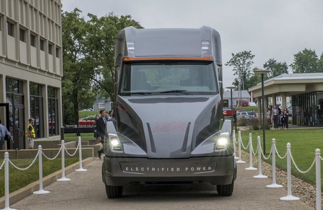 A Cummins megelőzte kamionjával a Teslát