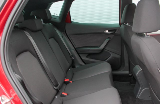 Biztonsági okokból kell visszahívjon közel félmillió autót a VW