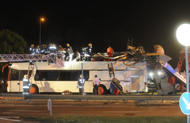 Ukrán busz balesetezett éjjel a reptéri úton, lejött a teteje