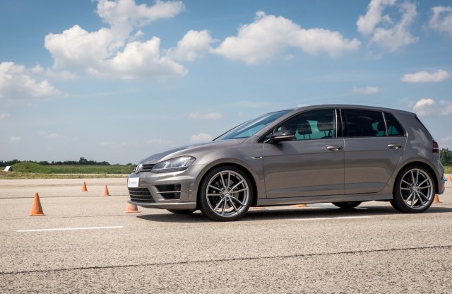 Vezettük a kormányoszlop nélküli autót!