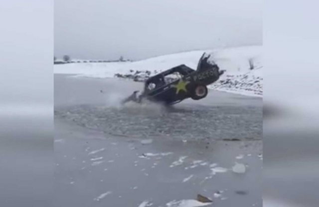 Égő Ladával esett a jeges tóba... De direkt!