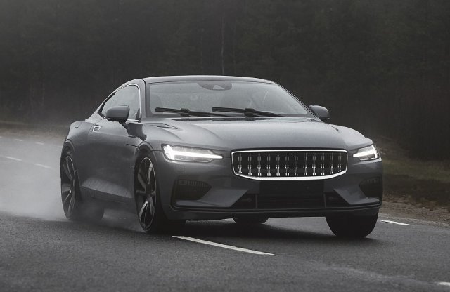 Mozgás közben a Polestar 1!