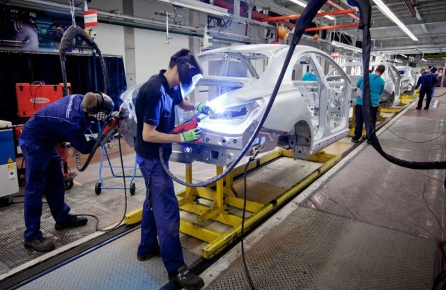 Óriásit buknak az autógyárak a járvány miatt