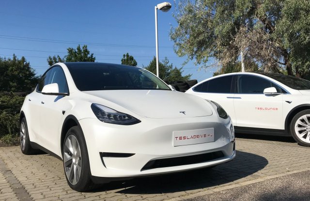 Már hazánkban az első Tesla Model Y - meglestük