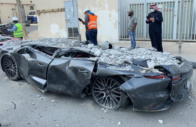 Kilapított luxusautók kerültek elő a parkolóház romjai alól
