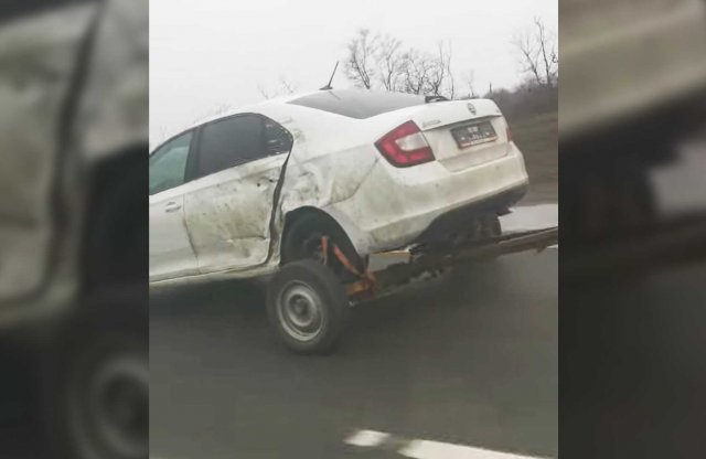 Félig utánfutón, félig a saját kerekén ment az összetört Skoda