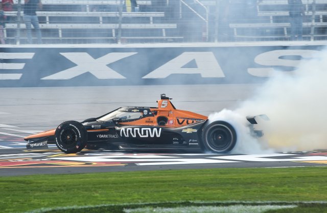 Tömegbaleset és McLaren győzelem az IndyCar texasi hétvégéjén