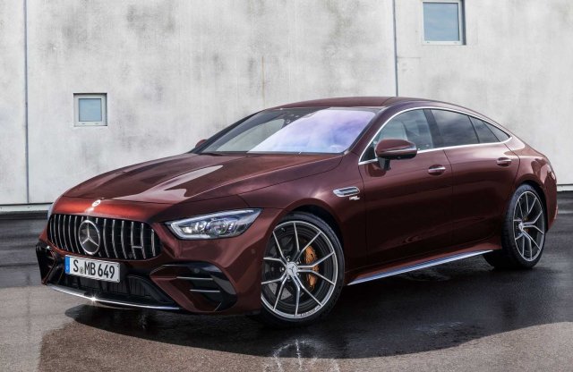 Frissül a Mercedes-AMG GT négyajtós kupé, bár alig látszik rajta