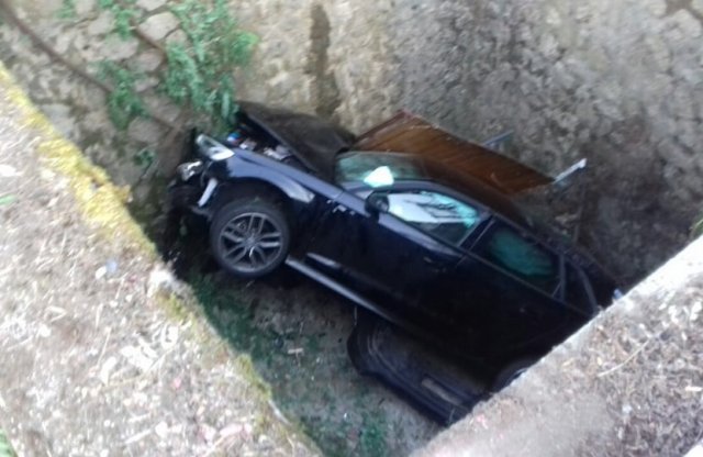 Négyméteres árokba hajtott az ittas audis, egy fát is kidöntött