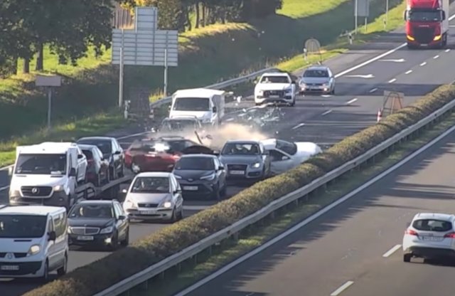 Ne bámészkodj, ha balesetet látsz! - üzeni a Magyar Közút