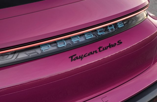 Saját töltőállomásokat épít a Porsche