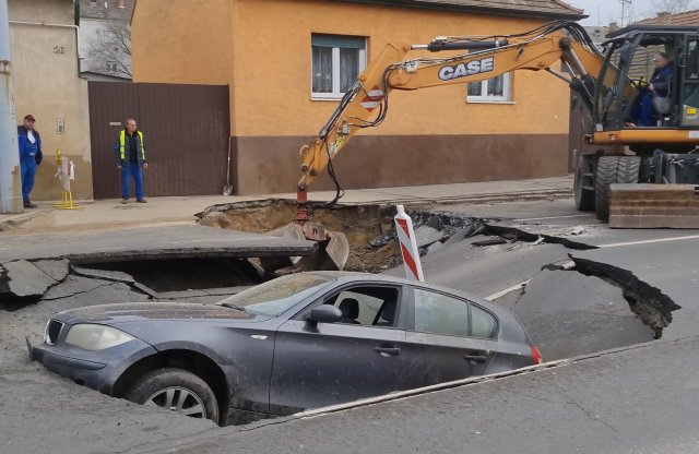 Videón a BMW, amit elnyelt a föld Debrecenben