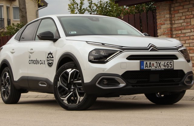 Mitől X a C4?  - Benzinmotorral próbáltuk a Citroën újdonságát