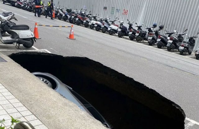 Szabályosan elnyelte a föld ezt a Teslát