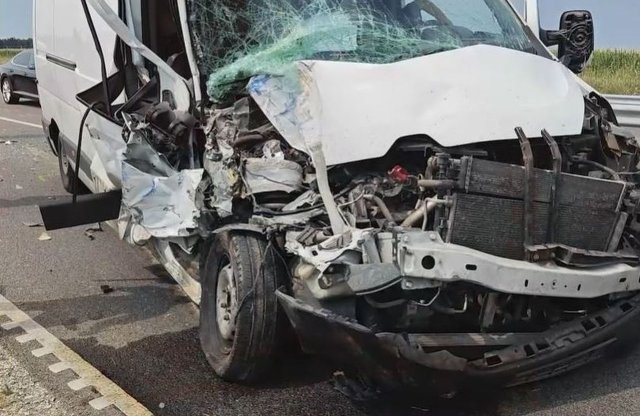 Fékezés nélkül rohant bele a furgonos egy brigádszállítóba