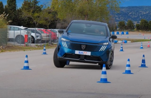 Ügyesen kerülgeti az akadályokat ez a villany-Peugeot!