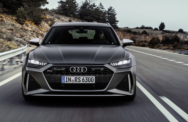 Így pukkan el az Audi RS6 motorja (is) az Autobahnon!