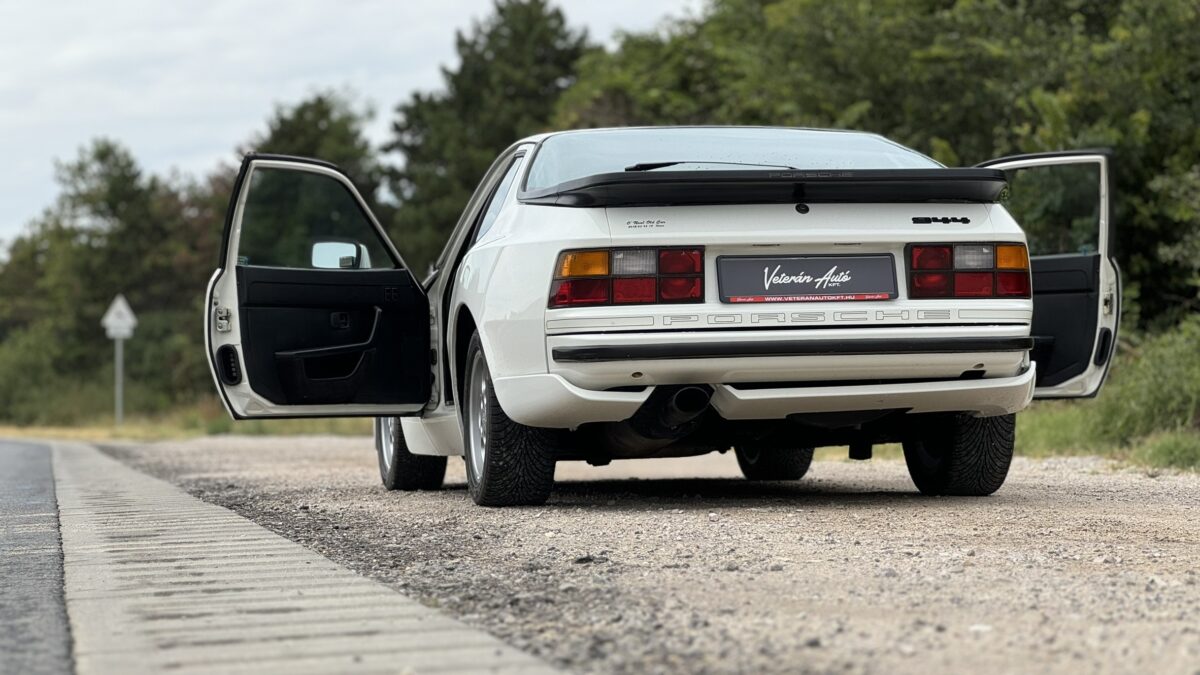 PORSCHE 944