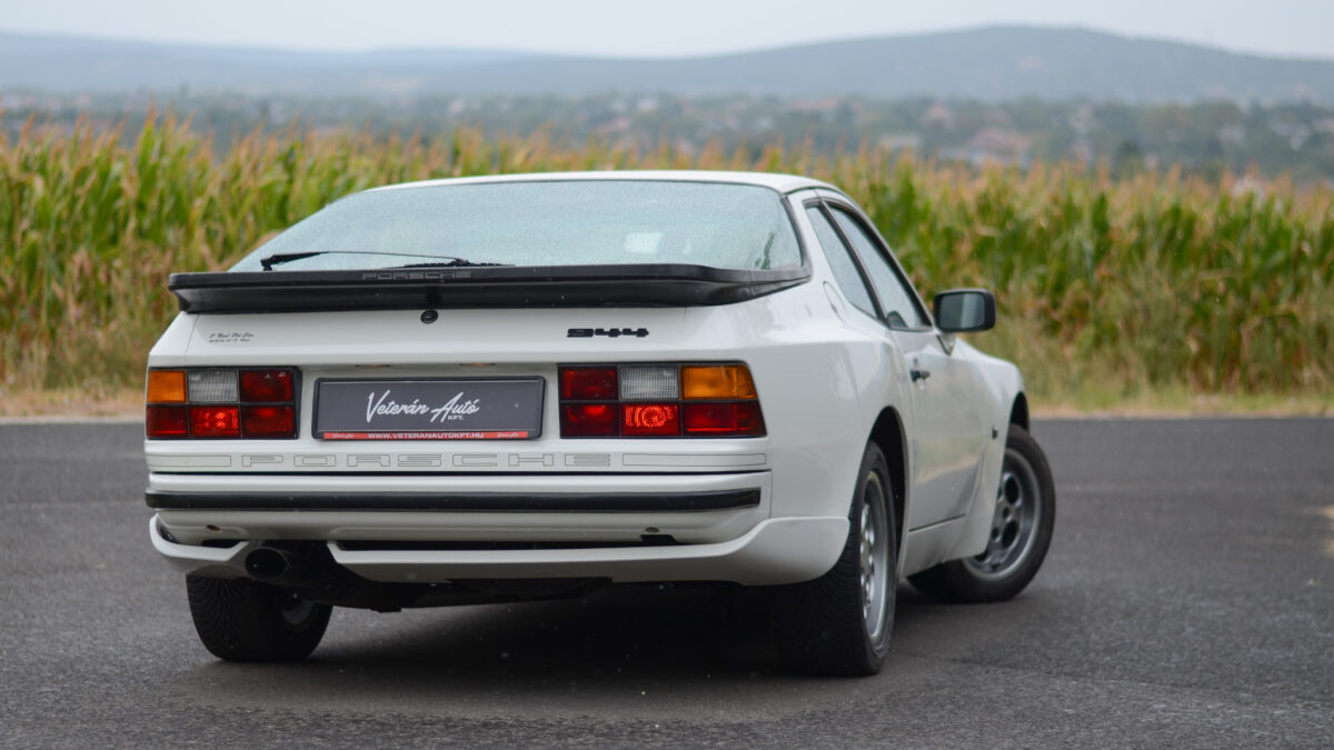 PORSCHE 944