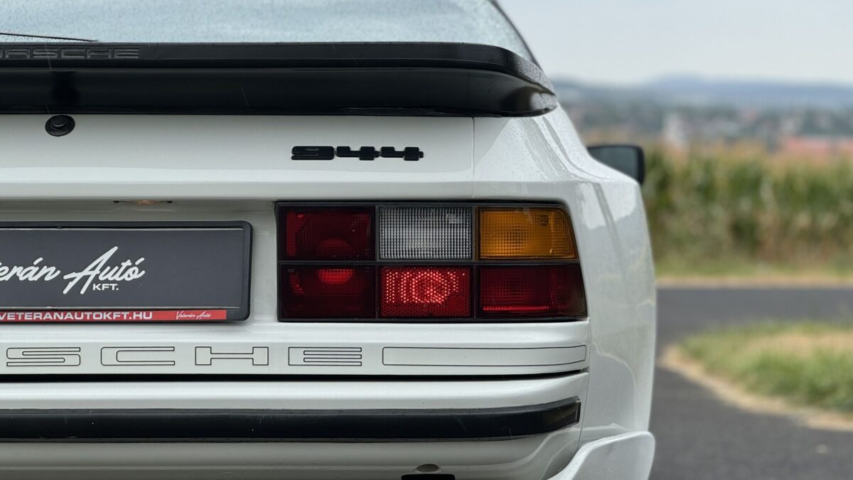 PORSCHE 944