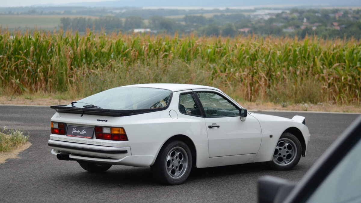 PORSCHE 944