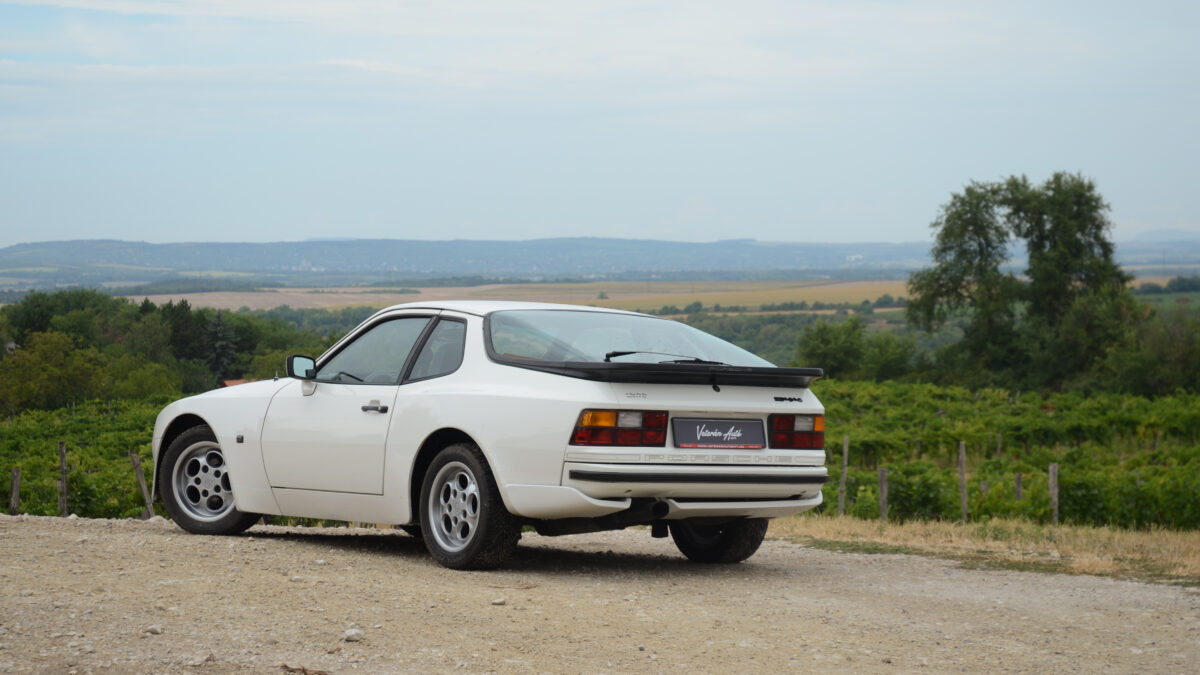 PORSCHE 944