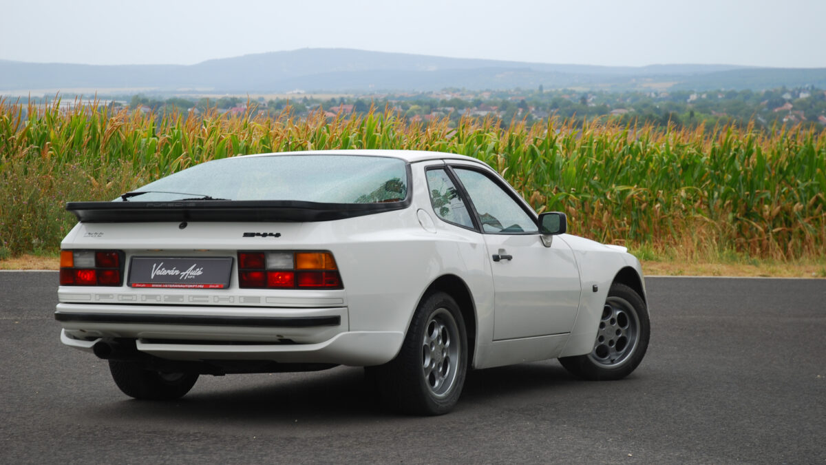 PORSCHE 944